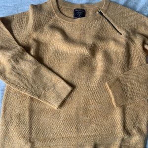 Abercrombie Zipper sweater… size medium NWOT